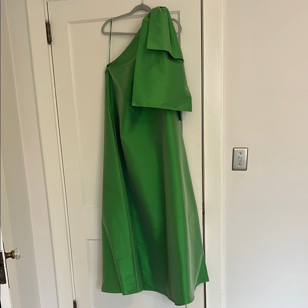 Green One-Shoulder Formal Gown with Ovesized Bow Detail